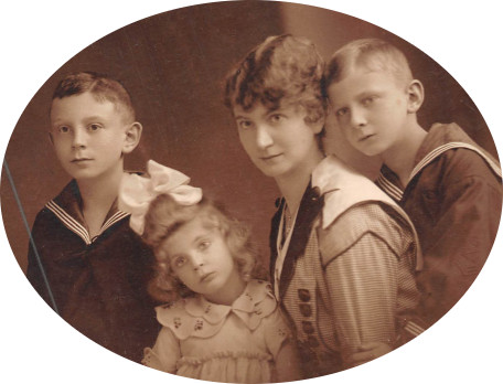 Jenny Cerf mit den Kindern Kurt, Ruth und Hans um 1919 Leipzig (© private archive K.Berg)